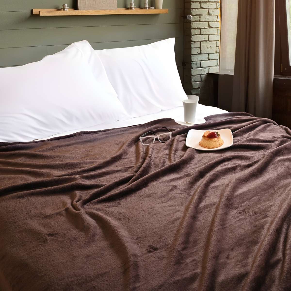 Cobija de flanel color café tamaño king size tendida sobre una cama