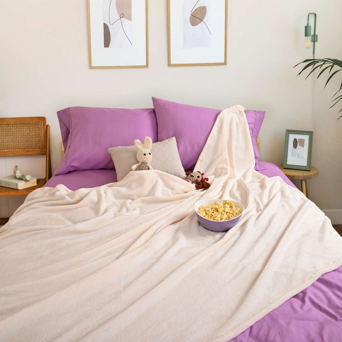 Cobija de flanel color hueso tamaño individual tendida sobre una cama