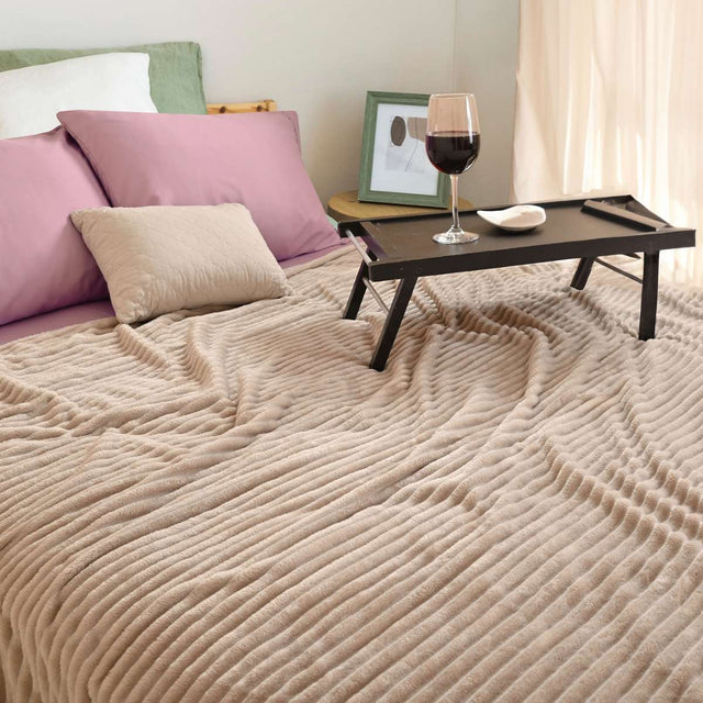 Cobija de Flanel de Rayas king size Arena Extendida en la Cama