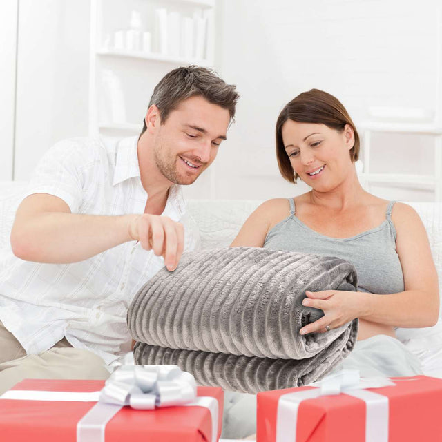 Cobija de Flanel de Rayas matrimonial Gris Claro Recibiendo como Regalo