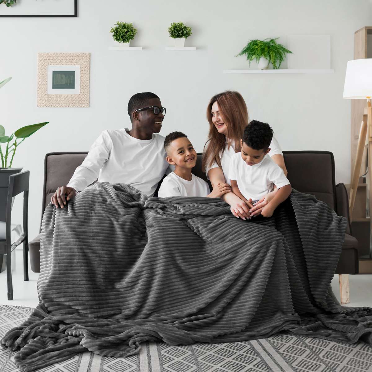 Cobija de Flanel de Rayas matrimonial Gris Oscuro Extendida en la Familia