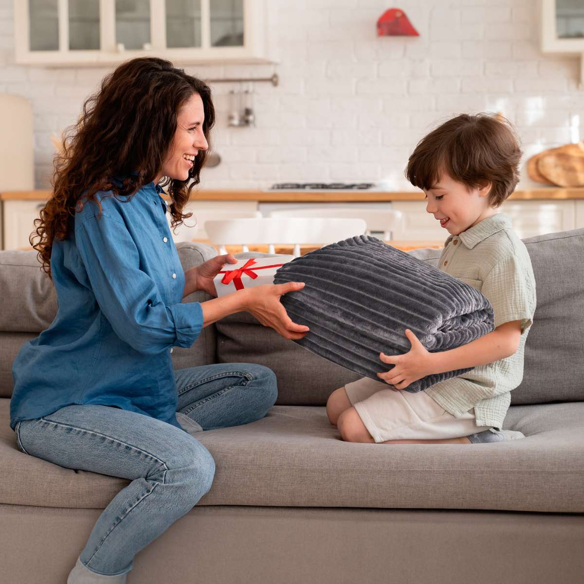 Cobija de Flanel de Rayas Individual Gris Oscuro Recibiendo como Regalo