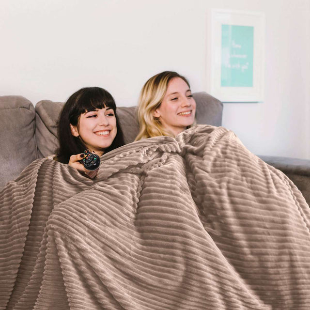 Cobija de Flanel de Rayas queen size arena Extendida en la Familia