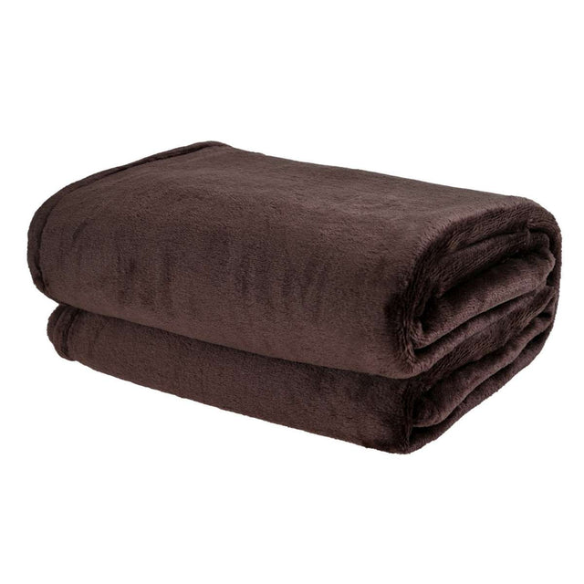 Cobija de flanel color café tamaño matrimonial doblada en forma rectangular