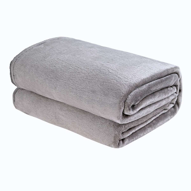 Cobija de flanel color gris claro tamaño matrimonial doblada en forma rectangular