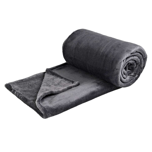 Cobija de flanel color gris oscuro tamaño matrimonial doblada en forma de rollo