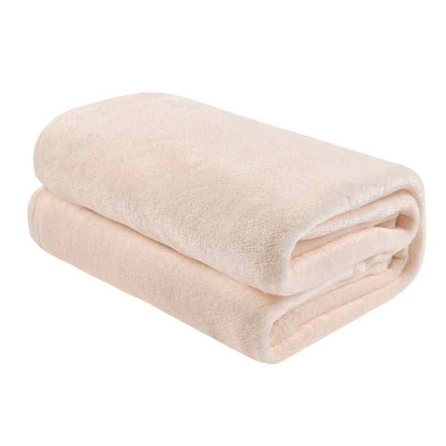 Cobija de flanel color hueso tamaño matrimonial doblada en forma rectangular