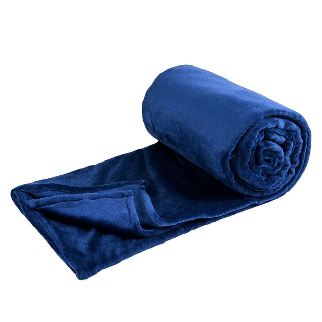 Cobija de flanel color marino tamaño matrimonial doblada en forma de rollo