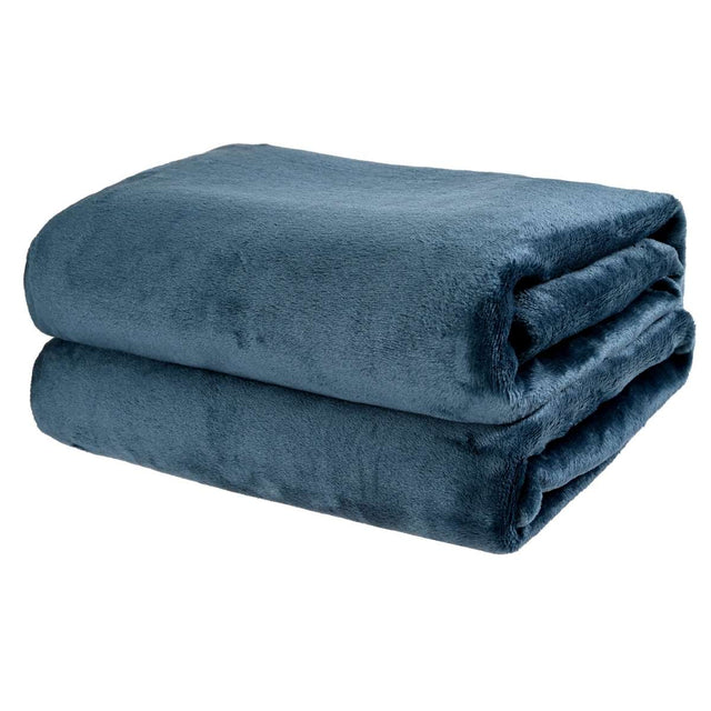 Cobija de flanel color petróleo tamaño matrimonial doblada en forma rectangular