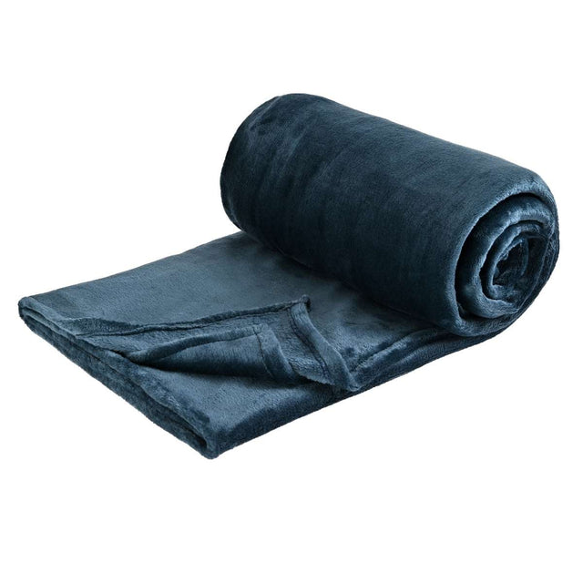 Cobija de flanel color petróleo tamaño matrimonial doblada en forma de rollo