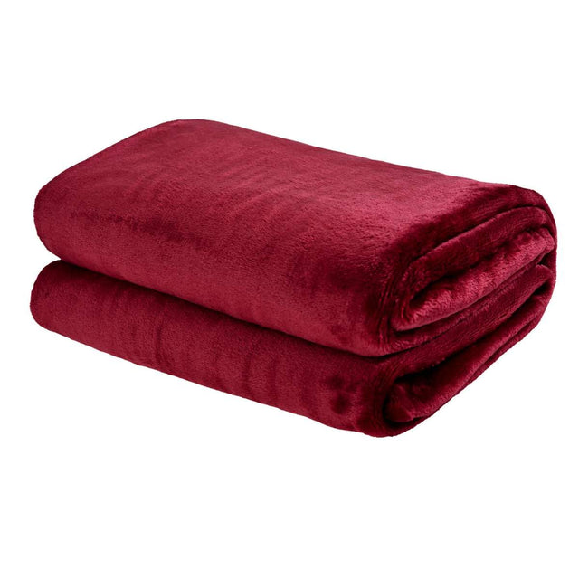 Cobija de flanel color vino tamaño matrimonial doblada en forma rectangular