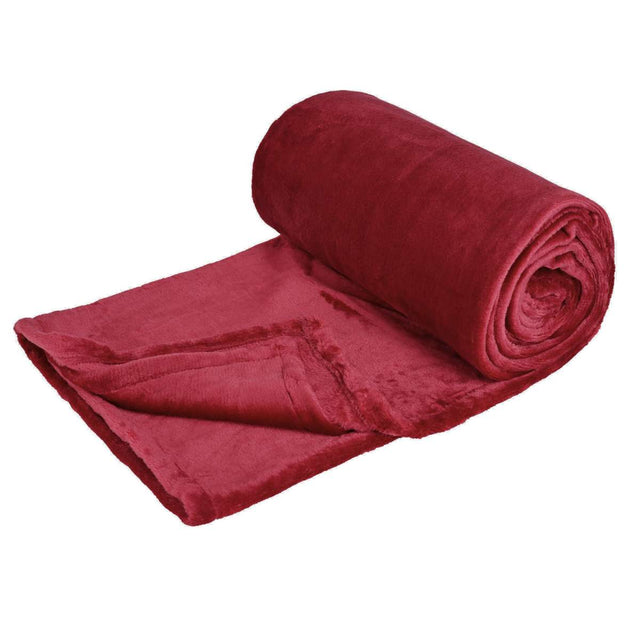 Cobija de flanel color vino tamaño matrimonial doblada en forma de rollo