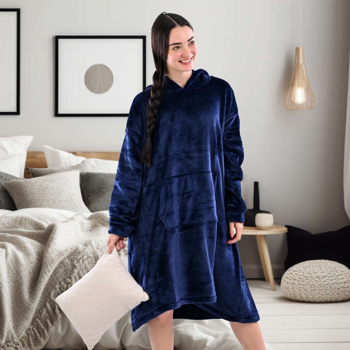 mujer con hoodie marino y cojin en mano