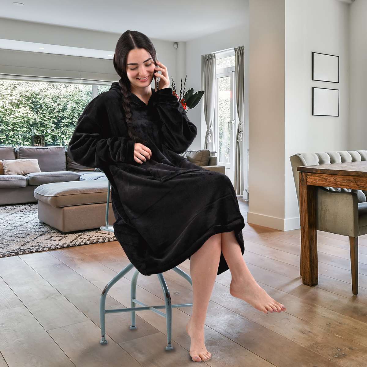 mujer hablando por telefono con hoodie puesta