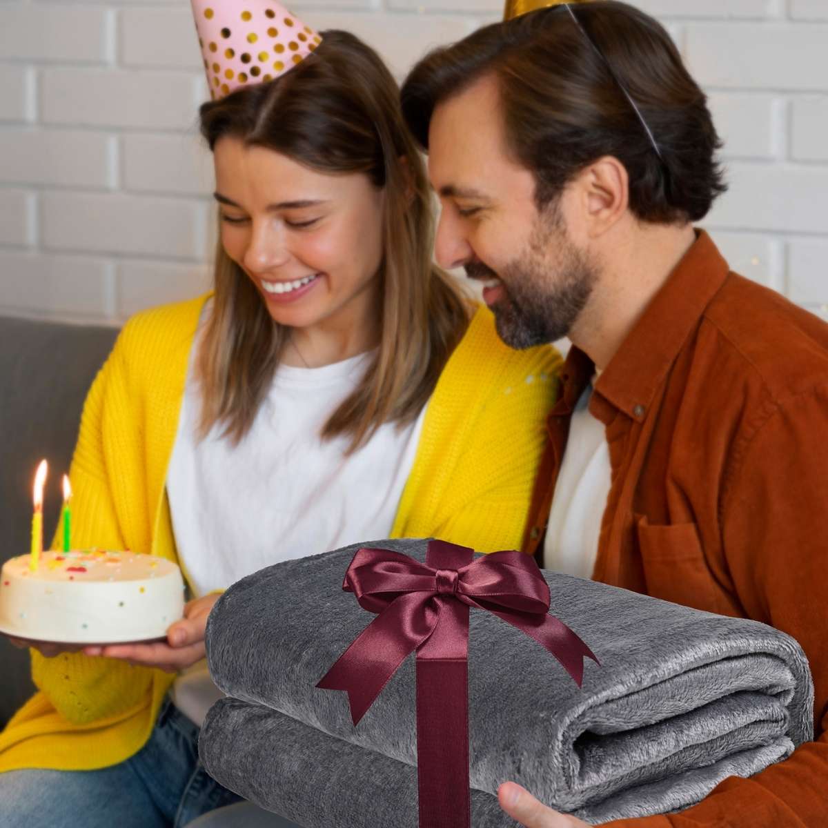 Papá regalando a su hijo en su cumpleaños una cobija de color gris oscuro king size como gesto de cariño y calidez