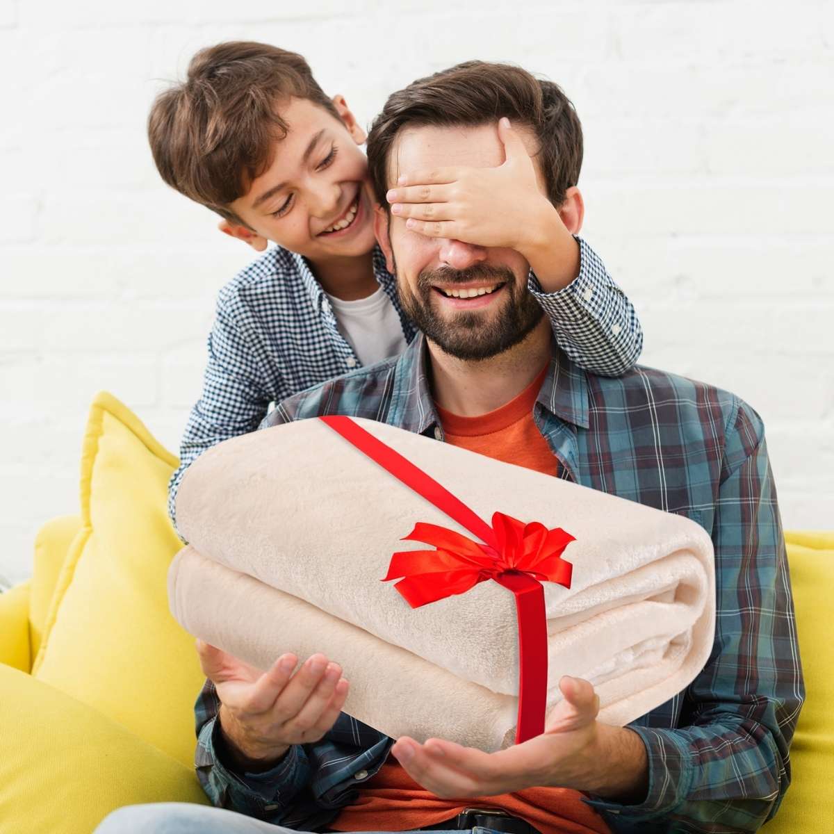 papa regalando a hijo una cobija color hueso queen size