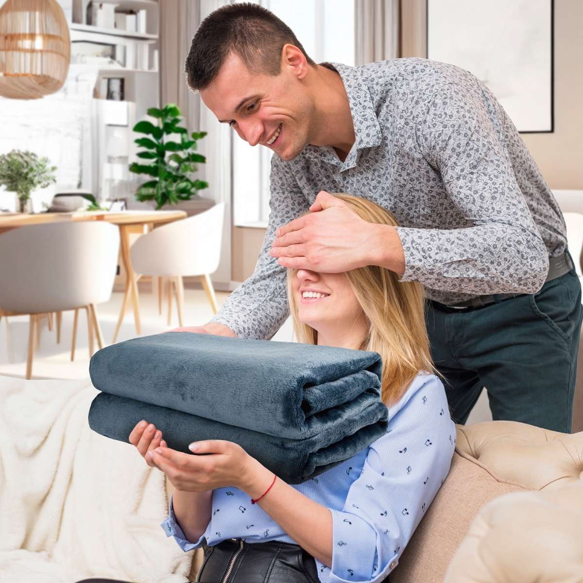 esposo regalandole a su esposa una cobija