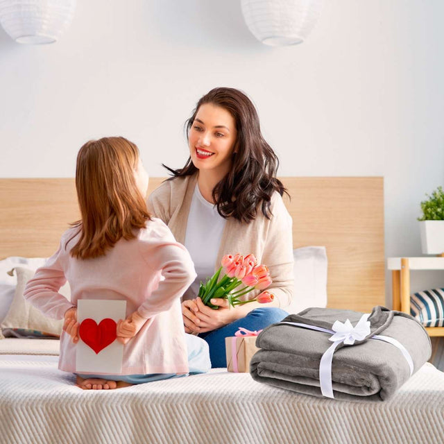 Conmovedor intercambio de regalos entre madre e hija: la mamá regala a su hija cálida cobija matrimonial, mientras que la hija entrega una emotiva carta a su querida mamá, expresando amor y gratitud