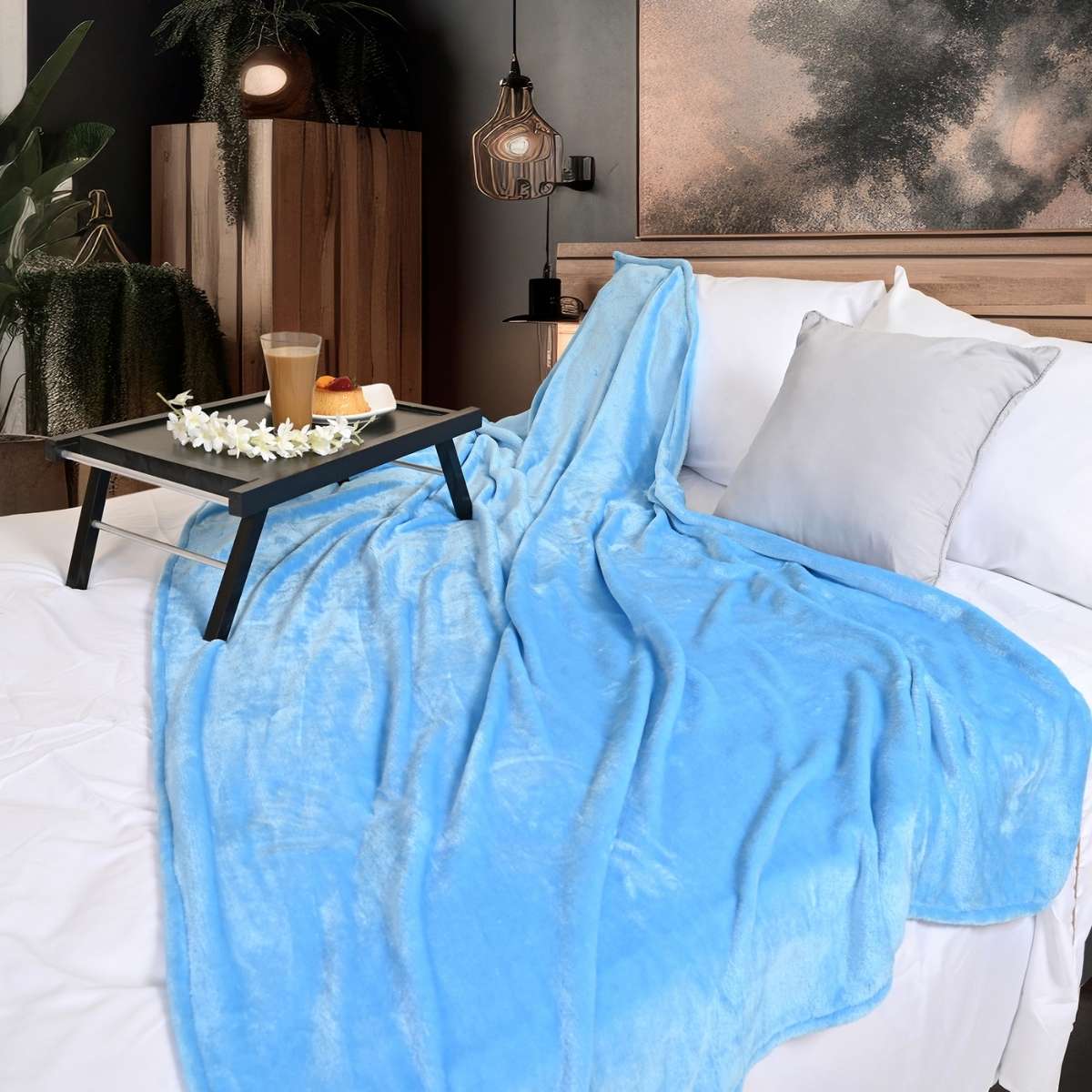 Cobija de flanel color turquesa tamaño individual tendida sobre una cama"