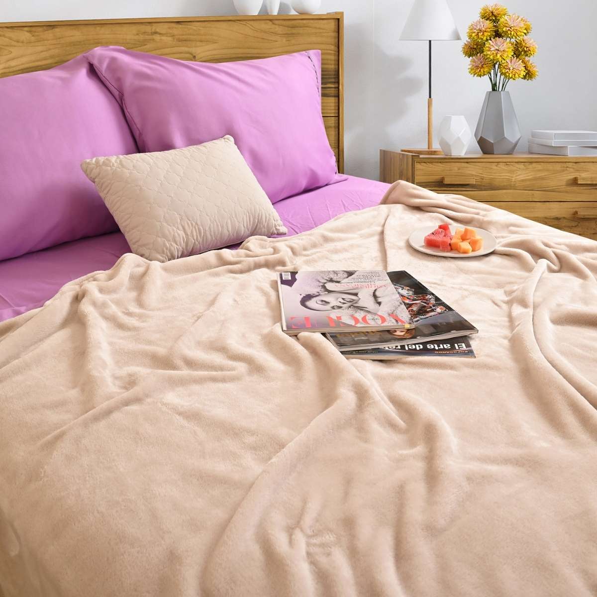 Cobija de flanel color arena tamaño queen size tendida sobre una cama