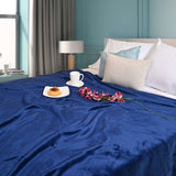 Cobija de flanel color marino tamaño king size  tendida sobre una cama 