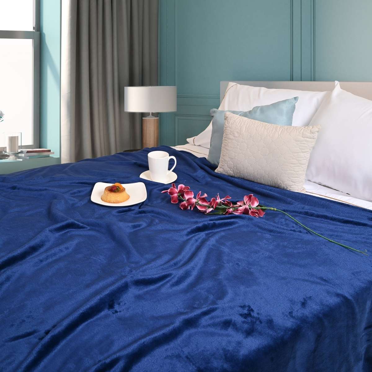 Cobija de flanel color marino tamaño queen size  tendida sobre una cama 