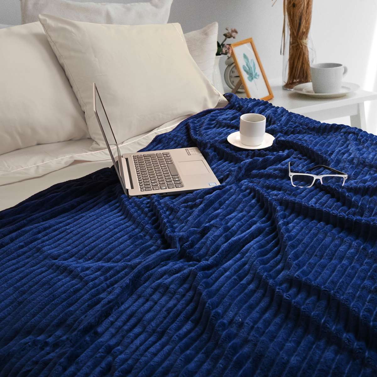 Cobija de Flanel de Rayas matrimonial Azul Marino Extendida en la Cama