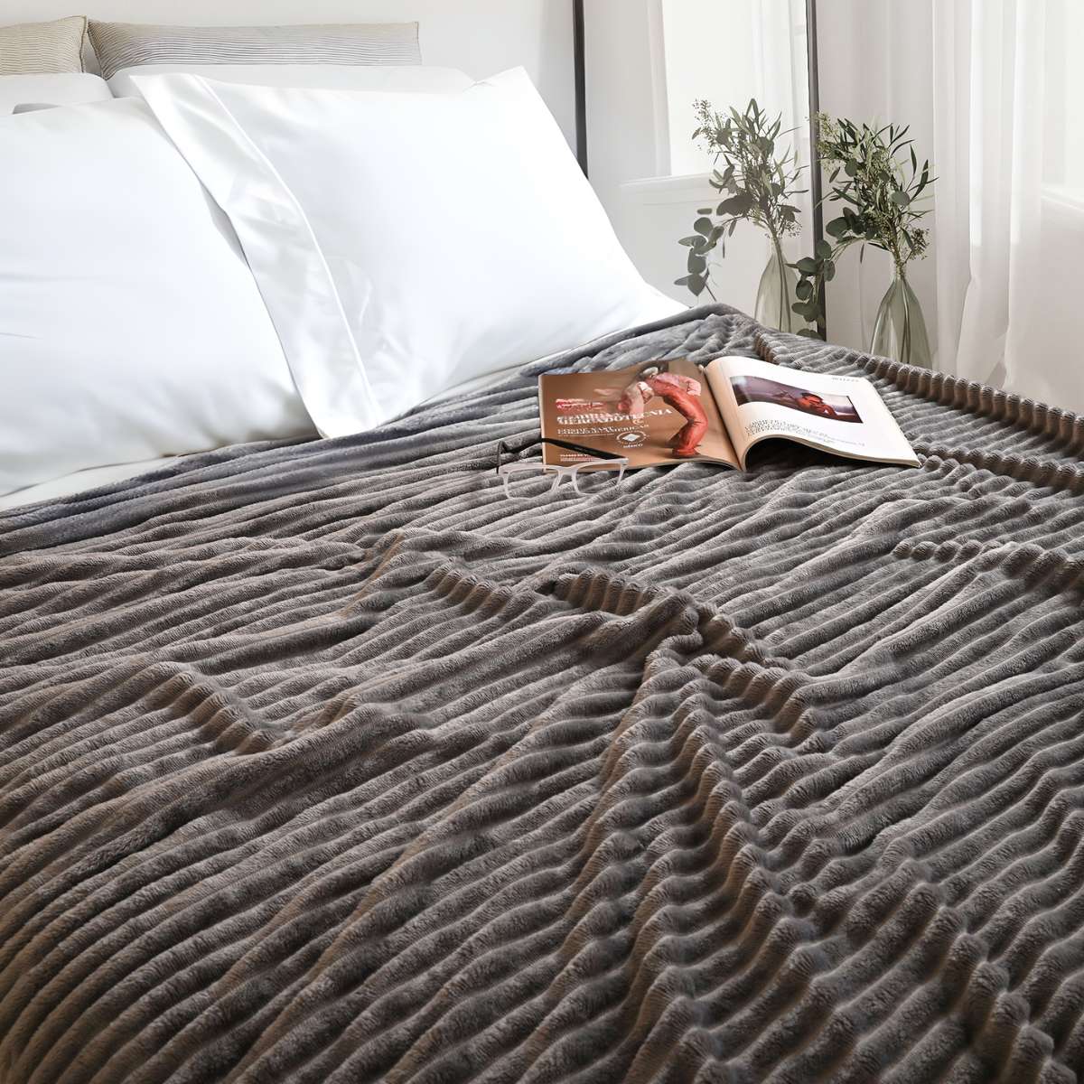 Cobija de Flanel de Rayas matrimonial Gris Claro Extendida en la Cama