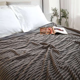 Cobija de Flanel de Rayas matrimonial Gris Claro Extendida en la Cama