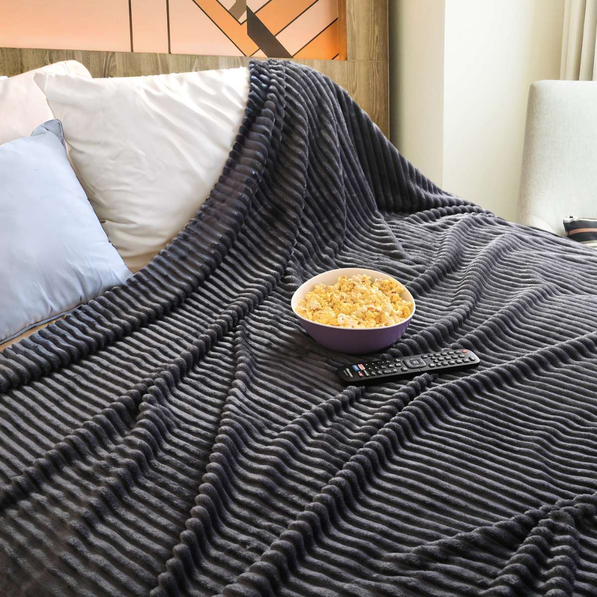 Cobija de Flanel de Rayas matrimonial Gris Oscuro Extendida en la Cama