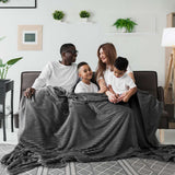 Cobija de Flanel de Rayas matrimonial Gris Oscuro Extendida en la  Familia