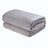 Cobija de flanel color gris claro tamaño individual doblada en forma rectangular