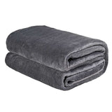 Cobija de flanel color gris oscuro tamaño matrimonial  doblada en forma rectangular