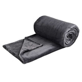 Cobija de flanel color gris oscuro tamaño matrimonial  doblada en forma de rollo