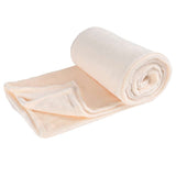 Cobija de flanel color hueso tamaño matrimonial  doblada en forma de rollo
