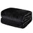 Cobija de flanel color negro tamaño individual doblada en forma rectangular