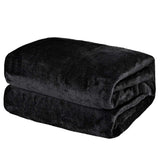 Cobija de flanel color negro tamaño matrimonial  doblada en forma rectangular