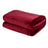 Cobija de flanel color vino tamaño individual doblada en forma rectangular