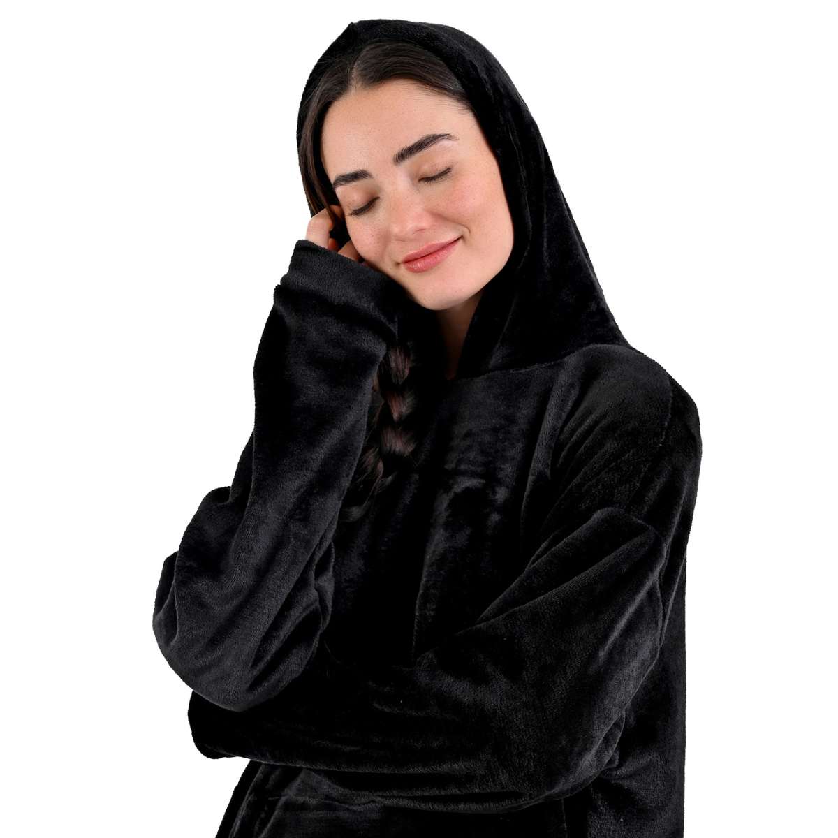 mujer con hoodie puesta y gorro puesto