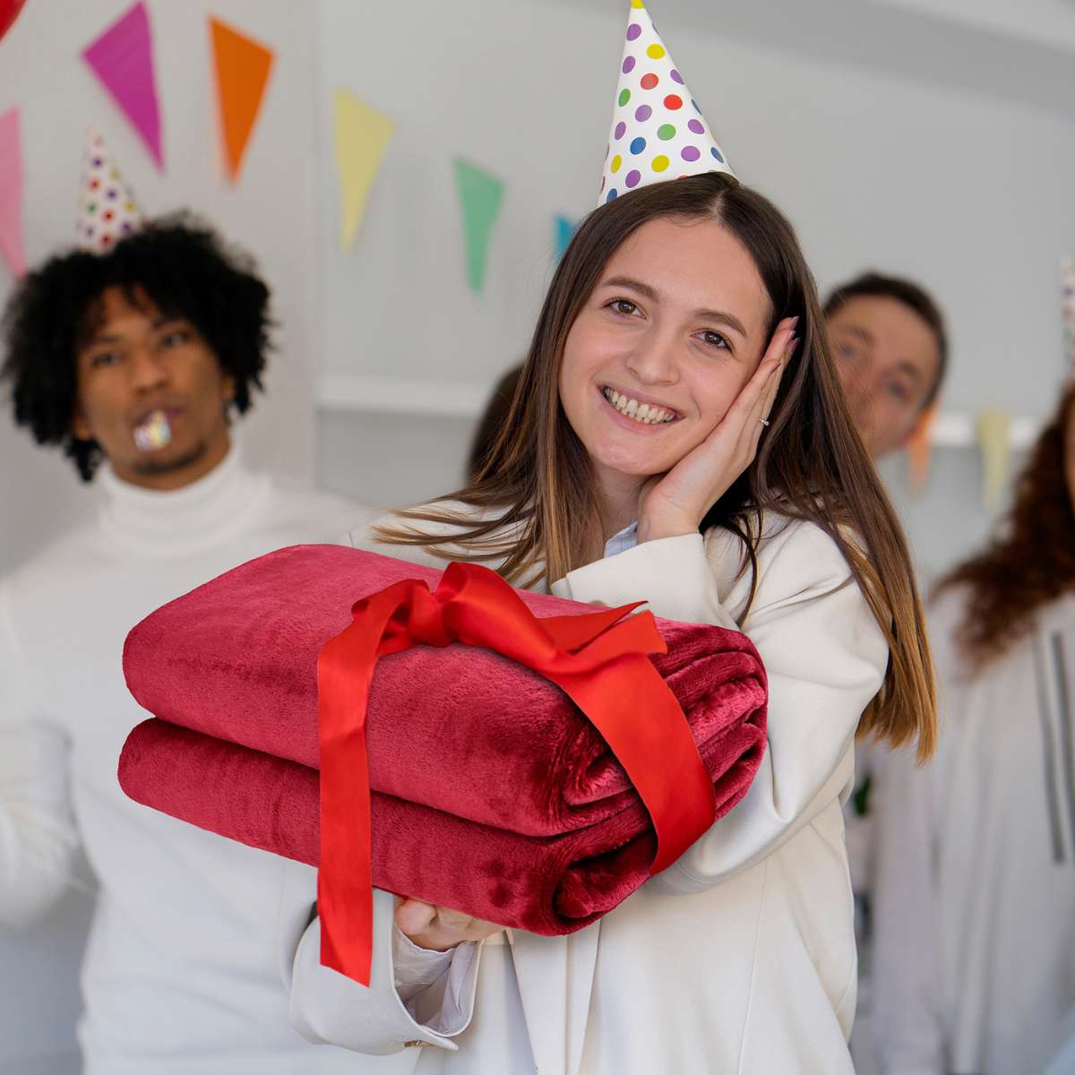 Adolescente celebrando su cumpleaños emocionada al recibir una cobija  matrimonial  color vino como regalo especial de cumpleaños.